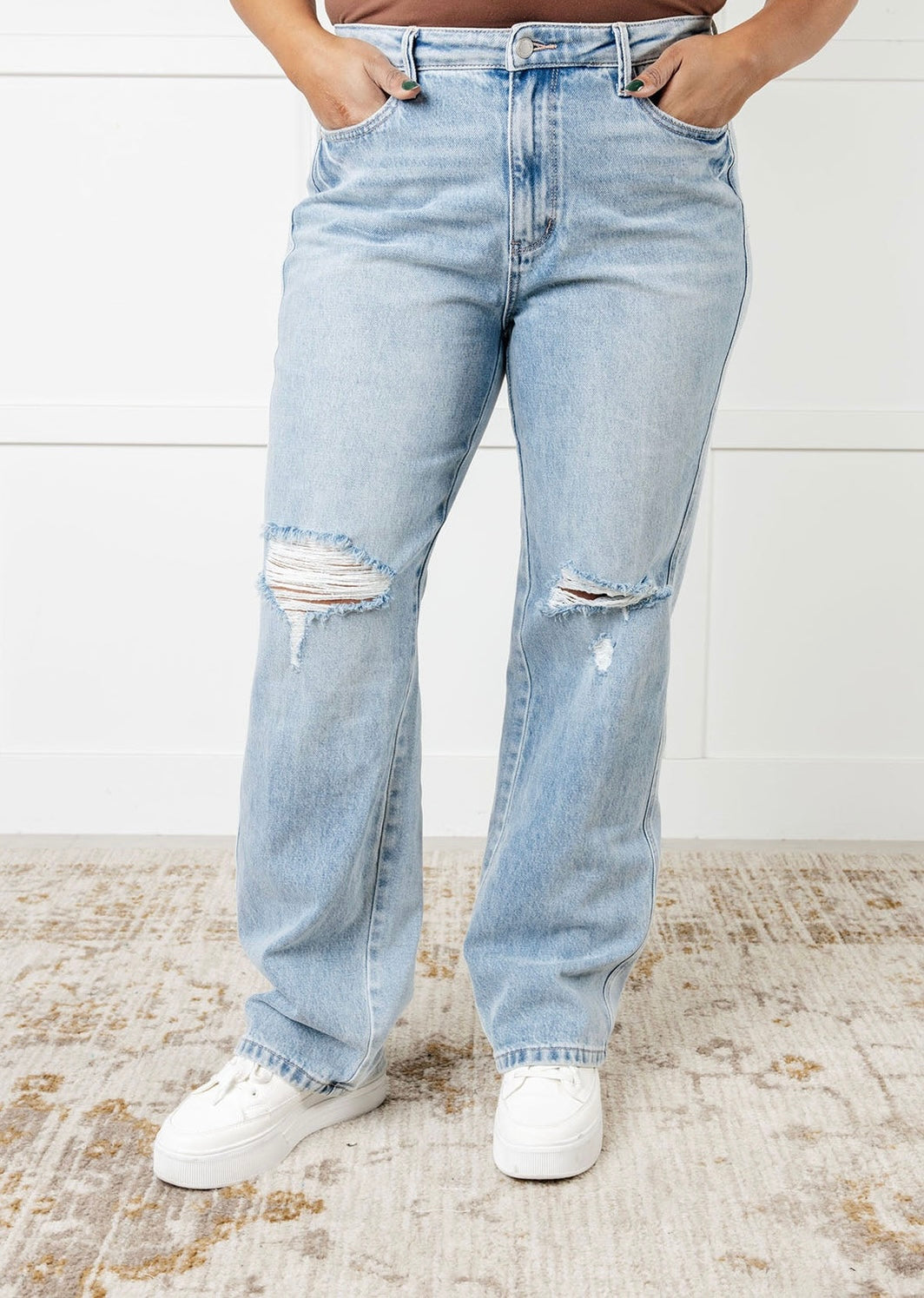 90’s Distressed Straight Leg - Light Wash